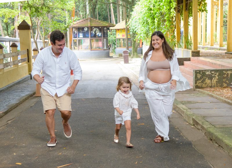 Ensaio gestante — família caminhando no parque