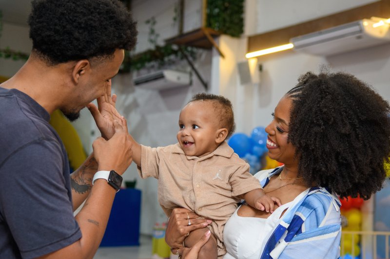 Momento em família — bebê Noah com os pais
