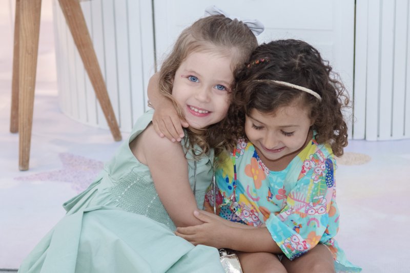 Giovanna — abraço entre amigas